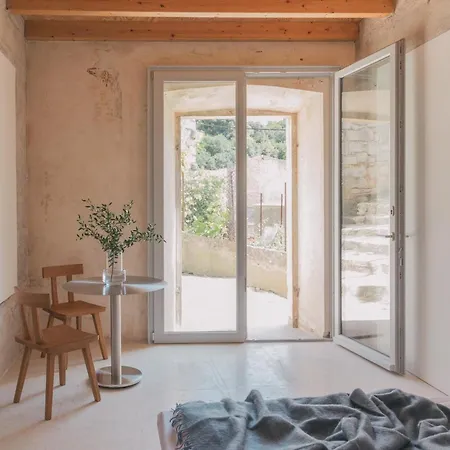 Modern With Rooftop Terrace 15min Walk Apartment Lastovo